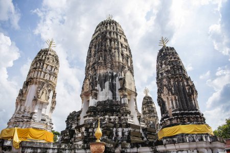 Téléchargez les photos : Les quatre Stupas ou Pagodas de Wat Mahathat Worawihan dans la ville et la province de Ratchaburi en Thaïlande, Thaïlande, Ratchaburi, 13 novembre 2023 - en image libre de droit