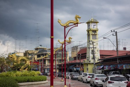 Téléchargez les photos : L'ancienne tour de l'horloge de la ville sur la route Voradech dans la ville et la province de Ratchaburi en Thaïlande, Thaïlande, Ratchaburi, Novembre, 14, 2023 - en image libre de droit