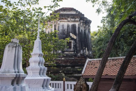 la vieja estupa en el nuevo Templo de Wat Mahathat Worawihan en la ciudad y provincia de Ratchaburi en Tailandia, Tailandia, Ratchaburi, noviembre, 14, 2023