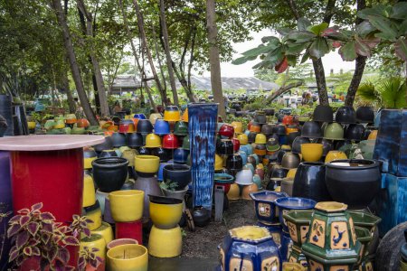 Téléchargez les photos : Pots at the Tao Hong Tai Ceramics Shop and Factory in the city and Province of Ratchaburi in Thailand, Thailand, Ratchaburi, 14 novembre 2023 - en image libre de droit