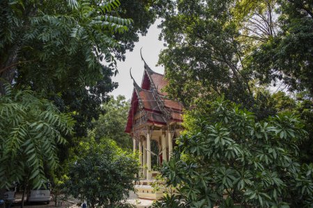 Foto de El Wat Koh Nammatha en la ciudad y provincia de Ratchaburi en Tailandia, Tailandia, Ratchaburi, noviembre, 14, 2023 - Imagen libre de derechos