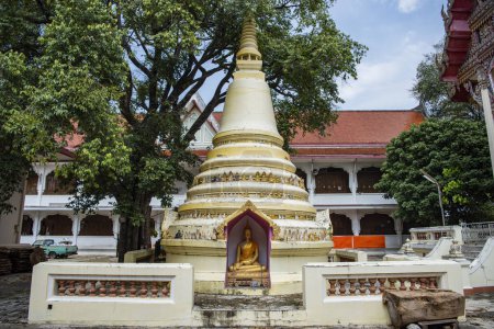 Téléchargez les photos : Le stupa de Wat Koh Nammatha dans la ville et la province de Ratchaburi en Thaïlande, Thaïlande, Ratchaburi, 14 novembre 2023 - en image libre de droit