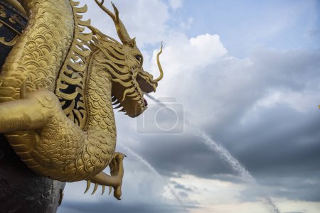 Foto de Gran Olla de Dragón y Monumento a la Cerámica en la Presa Pracha Phatthana en Voradech Road en la Ciudad y Provincia de Ratchaburi en Tailandia, Tailandia, Ratchaburi, Noviembre, 14, 2023 - Imagen libre de derechos