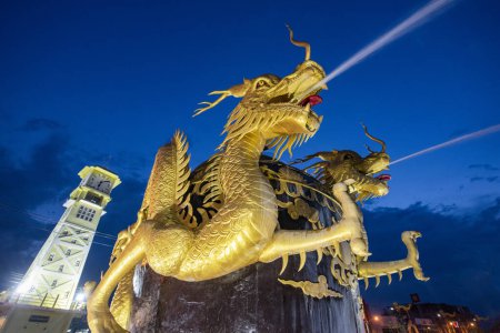 Téléchargez les photos : Grand Dragon Pot et poterie Monument avec la Tour de l'Horloge derrière, sur la route Voradech dans la ville et la province de Ratchaburi en Thaïlande, Thaïlande, Ratchaburi, Novembre, 14, 2023 - en image libre de droit