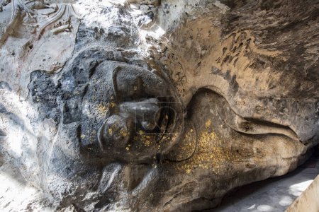 Téléchargez les photos : Une sculpture en pierre représentant Bouddha couché dans la grotte Fa Tho à Tham Khao Ngu dans la province de Ratchaburi en Thaïlande, Thaïlande, Ratchaburi, 15 novembre 2023 - en image libre de droit