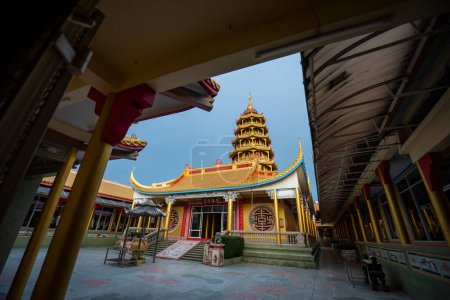 Téléchargez les photos : Le Wat Thep Phuttharam dans le centre-ville de Mueang Chonburi City dans la province de Chonburi en Thaïlande. Thaïlande, Chonburi, 29 octobre 2023 - en image libre de droit