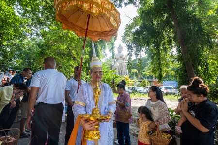 Téléchargez les photos : Une cérémonie du Temple devant Big Buddha à Wat Tham Nimit dans le centre-ville de Mueang Chonburi City dans la province de Chonburi en Thaïlande. Thaïlande, Chonburi, 29 octobre 2023 - en image libre de droit