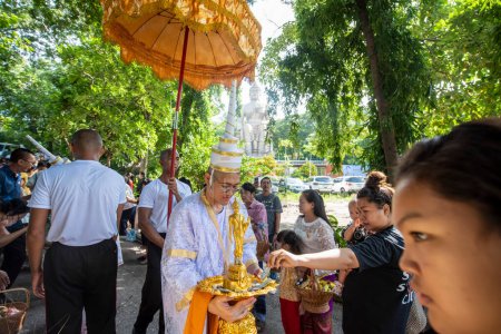 Téléchargez les photos : Une cérémonie du Temple devant Big Buddha à Wat Tham Nimit dans le centre-ville de Mueang Chonburi City dans la province de Chonburi en Thaïlande. Thaïlande, Chonburi, 29 octobre 2023 - en image libre de droit