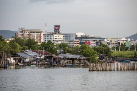 Téléchargez les photos : La côte au centre-ville de Mueang Chonburi City dans la province de Chonburi en Thaïlande. Thaïlande, Chonburi, 31 octobre 2023 - en image libre de droit