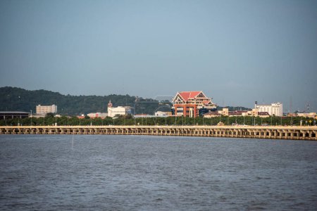 Téléchargez les photos : Le pont routier côtier avec la cour de Chonburi Kwaeng au centre-ville de Mueang Chonburi City dans la province de Chonburi en Thaïlande. Thaïlande, Chonburi, 31 octobre 2023 - en image libre de droit