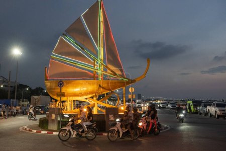 Téléchargez les photos : Le rond-point Sailroundabout sur la côte pont routier dans la ville de Mueang Chonburi dans la province de Chonburi en Thaïlande. Thaïlande, Chonburi, 28 octobre 2023 - en image libre de droit