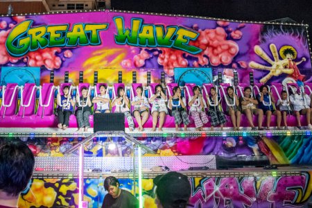 Téléchargez les photos : Les gens profitent de la grande foire d'amusement au Buffalo Race Festival ou Wing Khwai dans la ville et la province de Mueang Chonburi en Thaïlande. Thaïlande, Chonburi, 28 octobre 2023 - en image libre de droit