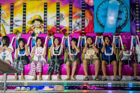 Téléchargez les photos : Les gens profitent de la grande foire d'amusement au Buffalo Race Festival ou Wing Khwai dans la ville et la province de Mueang Chonburi en Thaïlande. Thaïlande, Chonburi, 28 octobre 2023 - en image libre de droit
