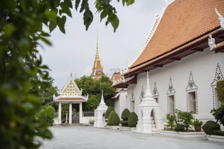 Foto de Wat Wat Yai Intharam Real Monasterio en la ciudad de Mueang Chonburi ciudad en la provincia de Chonburi en Tailandia. Tailandia, Chonburi, 29 de octubre de 2023 - Imagen libre de derechos
