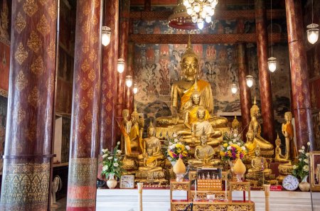 Foto de Estatuas de Buda de Oro en el Monasterio Real de Wat Wat Yai Intharam en la ciudad de Mueang Chonburi en la provincia de Chonburi en Tailandia. Tailandia, Chonburi, 29 de octubre de 2023 - Imagen libre de derechos