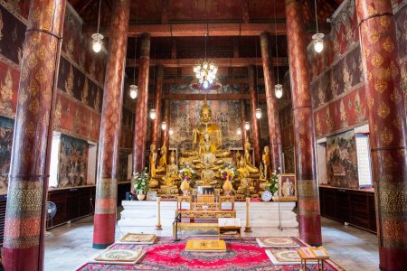Téléchargez les photos : Statues de Bouddha doré au monastère royal Wat Wat Yai Intharam dans la ville de Mueang Chonburi City dans la province de Chonburi en Thaïlande. Thaïlande, Chonburi, 29 octobre 2023 - en image libre de droit