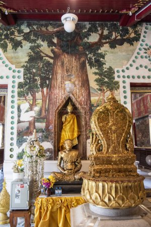Téléchargez les photos : Statues de Bouddha doré au monastère royal Wat Wat Yai Intharam dans la ville de Mueang Chonburi City dans la province de Chonburi en Thaïlande. Thaïlande, Chonburi, 29 octobre 2023 - en image libre de droit