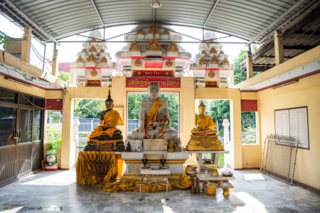 Foto de Estatuas de Buda de Oro en el Monasterio Real de Wat Wat Yai Intharam en la ciudad de Mueang Chonburi en la provincia de Chonburi en Tailandia. Tailandia, Chonburi, 29 de octubre de 2023 - Imagen libre de derechos