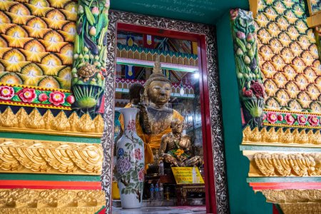 Téléchargez les photos : Grand Bouddha de Wat Noen Sutthawart dans le centre-ville de Mueang Chonburi City dans la province de Chonburi en Thaïlande. Thaïlande, Chonburi, 29 octobre 2023 - en image libre de droit