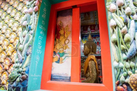 Téléchargez les photos : Grand Bouddha de Wat Noen Sutthawart dans le centre-ville de Mueang Chonburi City dans la province de Chonburi en Thaïlande. Thaïlande, Chonburi, 29 octobre 2023 - en image libre de droit