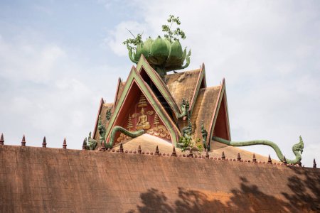 ein geschlossener Tempel in der Nähe des Wat Noen Sutthawart im Stadtzentrum von Mueang Chonburi in der Provinz Chonburi in Thailand. Thailand, Chonburi, 29. Oktober 2023