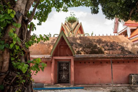 ein geschlossener Tempel in der Nähe des Wat Noen Sutthawart im Stadtzentrum von Mueang Chonburi in der Provinz Chonburi in Thailand. Thailand, Chonburi, 29. Oktober 2023