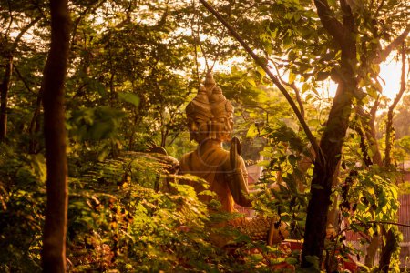 Buddha-Statue im Wald am Wat Tham Nimit im Stadtzentrum von Mueang Chonburi in der Provinz Chonburi in Thailand. Thailand, Chonburi, 29. Oktober 2023