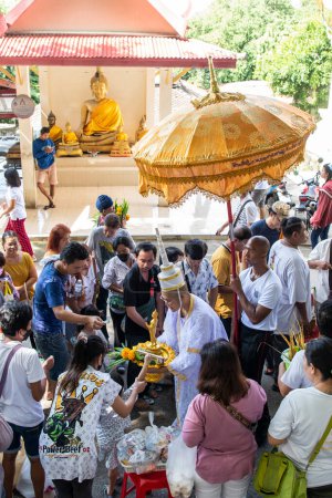 Téléchargez les photos : Une cérémonie du Temple à Wat Tham Nimit dans le centre-ville de Mueang Chonburi City dans la province de Chonburi en Thaïlande. Thaïlande, Chonburi, 29 octobre 2023 - en image libre de droit