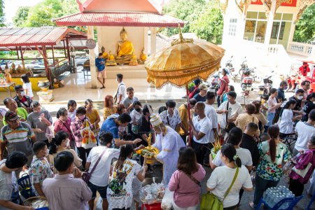 Téléchargez les photos : Une cérémonie du Temple à Wat Tham Nimit dans le centre-ville de Mueang Chonburi City dans la province de Chonburi en Thaïlande. Thaïlande, Chonburi, 29 octobre 2023 - en image libre de droit