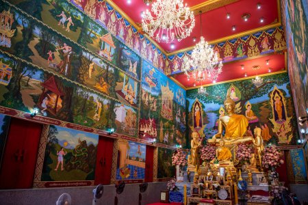 Téléchargez les photos : À l'intérieur du Wat Po Chonburi dans le centre-ville de Mueang Chonburi City dans la province de Chonburi en Thaïlande. Thaïlande, Chonburi, 30 octobre 2023 - en image libre de droit