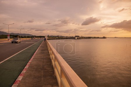 Téléchargez les photos : Le pont routier côtier au centre-ville de Mueang Chonburi City dans la province de Chonburi en Thaïlande. Thaïlande, Chonburi, 31 octobre 2023 - en image libre de droit