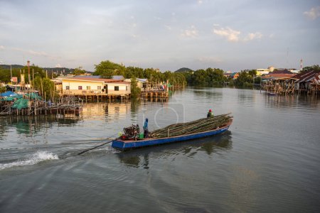 Téléchargez les photos : Bambou Transport sur la côte au centre-ville de Mueang Chonburi City dans la province de Chonburi en Thaïlande. Thaïlande, Chonburi, 31 octobre 2023 - en image libre de droit