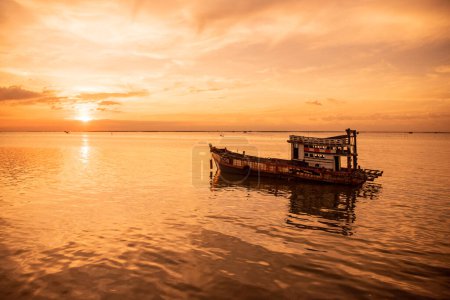 Téléchargez les photos : Un bateau de pêche sur la côte pont routier au centre-ville de Mueang Chonburi City dans la province de Chonburi en Thaïlande. Thaïlande, Chonburi, 31 octobre 2023 - en image libre de droit