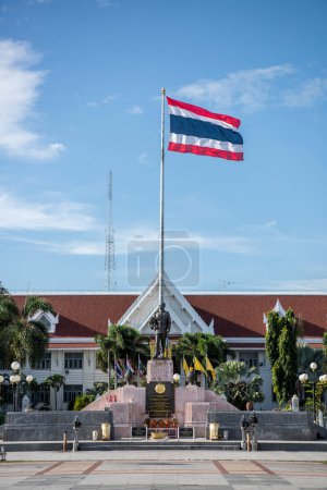 Foto de Monumento al Rey Rama V en la Sala Provincial de Chonburi en el centro de la ciudad de Mueang Chonburi en la provincia de Chonburi en Tailandia. Tailandia, Chonburi, 1 de noviembre de 2023 - Imagen libre de derechos