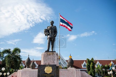 Foto de Monumento al Rey Rama V en la Sala Provincial de Chonburi en el centro de la ciudad de Mueang Chonburi en la provincia de Chonburi en Tailandia. Tailandia, Chonburi, 1 de noviembre de 2023 - Imagen libre de derechos