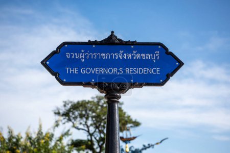 Téléchargez les photos : Un panneau au Governor Residence dans le centre-ville de Mueang Chonburi City dans la province de Chonburi en Thaïlande. Thaïlande, Chonburi, 1 novembre 2023 - en image libre de droit