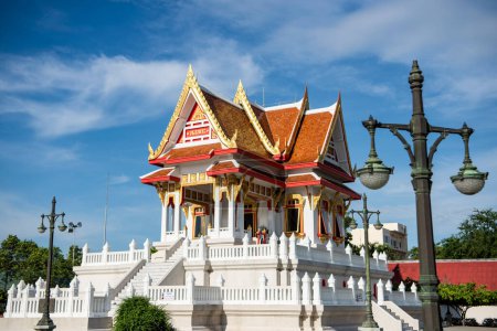 Foto de Un santuario en la residencia del gobernador en el centro de la ciudad de Mueang Chonburi en la provincia de Chonburi en Tailandia. Tailandia, Chonburi, 1 de noviembre de 2023 - Imagen libre de derechos