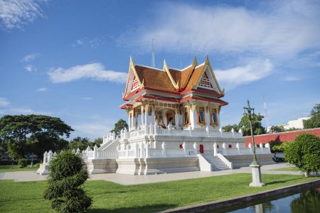 Foto de Un santuario en la residencia del gobernador en el centro de la ciudad de Mueang Chonburi en la provincia de Chonburi en Tailandia. Tailandia, Chonburi, 1 de noviembre de 2023 - Imagen libre de derechos