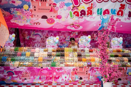 Téléchargez les photos : Bonbons dans une Marketstreet avec stands de nourriture et grand marché à Buffalo Race Festival ou Wing Khwai à Mueang Chonburi City et Province en Thaïlande. Thaïlande, Chonburi, 28 octobre 2023 - en image libre de droit