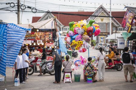 Foto de La gente disfruta de la gran Feria con puestos de comida y gran mercado en Buffalo Race Festival o Wing Khwai en la ciudad y provincia de Mueang Chonburi en Tailandia. Tailandia, Chonburi, 27 de octubre de 2023 - Imagen libre de derechos