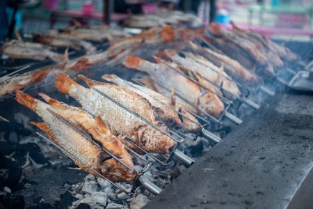 Foto de Branquias frescas Comida tailandesa de pescado en el mercado en el centro histórico de la ciudad de Mueang Chonburi en la provincia de Chonburi en Tailandia. Tailandia, Chonburi, 31 de octubre de 2023 - Imagen libre de derechos