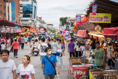 Foto de La gente disfruta de la gran Feria con puestos de comida y gran mercado en Buffalo Race Festival o Wing Khwai en la ciudad y provincia de Mueang Chonburi en Tailandia. Tailandia, Chonburi, 28 de octubre de 2023 - Imagen libre de derechos