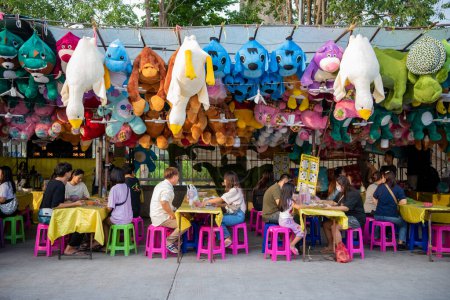 Téléchargez les photos : Un magasin de loterie à la grande foire d'amusement au Buffalo Race Festival ou Wing Khwai à Mueang Chonburi City and Province en Thaïlande. Thaïlande, Chonburi, 27 octobre 2023 - en image libre de droit