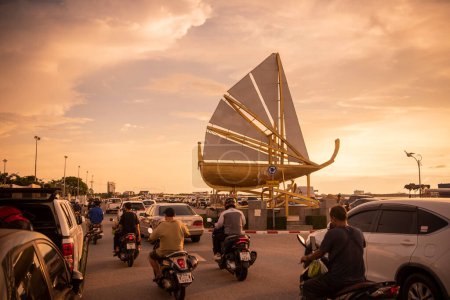 Téléchargez les photos : Le rond-point Sailroundabout sur la côte pont routier dans la ville de Mueang Chonburi dans la province de Chonburi en Thaïlande. Thaïlande, Chonburi, 31 octobre 2023 - en image libre de droit