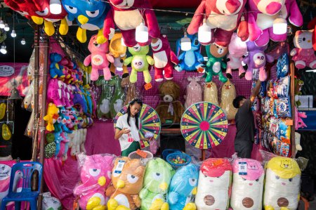 Téléchargez les photos : Une boutique à la grande foire d'amusement au Buffalo Race Festival ou Wing Khwai dans la ville et la province de Mueang Chonburi en Thaïlande. Thaïlande, Chonburi, 27 octobre 2023 - en image libre de droit