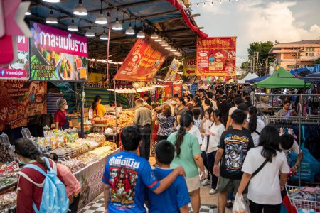 Téléchargez les photos : Les gens profitent de la grande foire avec stands de nourriture et grand marché à Buffalo Race Festival ou Wing Khwai à Mueang Chonburi City and Province en Thaïlande. Thaïlande, Chonburi, 27 octobre 2023 - en image libre de droit