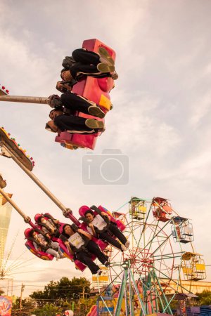 Foto de Un parque de atracciones carrusel en la gran feria de atracciones en Buffalo Race Festival o Wing Khwai en la ciudad de Mueang Chonburi y la provincia de Tailandia. Tailandia, Chonburi, 27 de octubre de 2023 - Imagen libre de derechos
