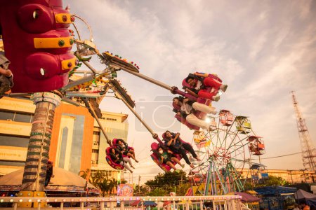 Foto de Un parque de atracciones carrusel en la gran feria de atracciones en Buffalo Race Festival o Wing Khwai en la ciudad de Mueang Chonburi y la provincia de Tailandia. Tailandia, Chonburi, 27 de octubre de 2023 - Imagen libre de derechos