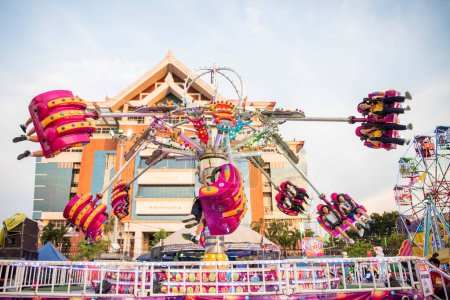 Téléchargez les photos : Un parc d'attractions carrousel lors d'une grande foire d'attractions au Buffalo Race Festival ou Wing Khwai à Mueang Chonburi City and Province en Thaïlande. Thaïlande, Chonburi, 27 octobre 2023 - en image libre de droit