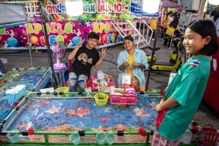 Téléchargez les photos : Un jeu de billard au Buffalo Race Festival ou Wing Khwai dans la ville et la province de Mueang Chonburi en Thaïlande. Thaïlande, Chonburi, 27 octobre 2023 - en image libre de droit